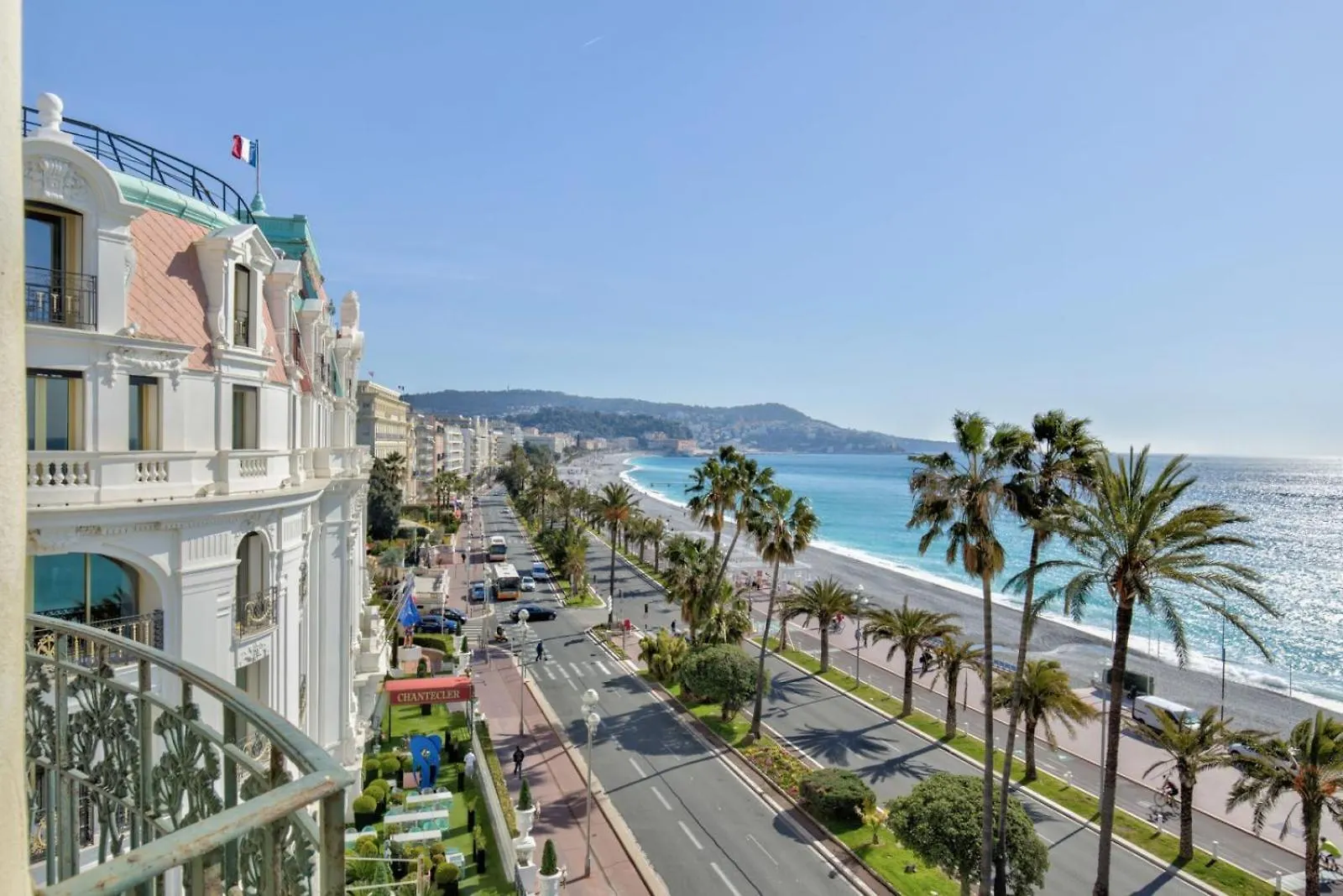 Charming Riviera Top-Floor Apartment Near The Beach location