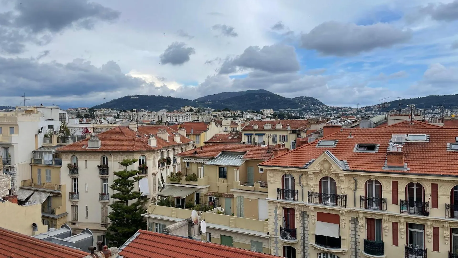 Charming Riviera Top-Floor Apartment Near The Beach Nice