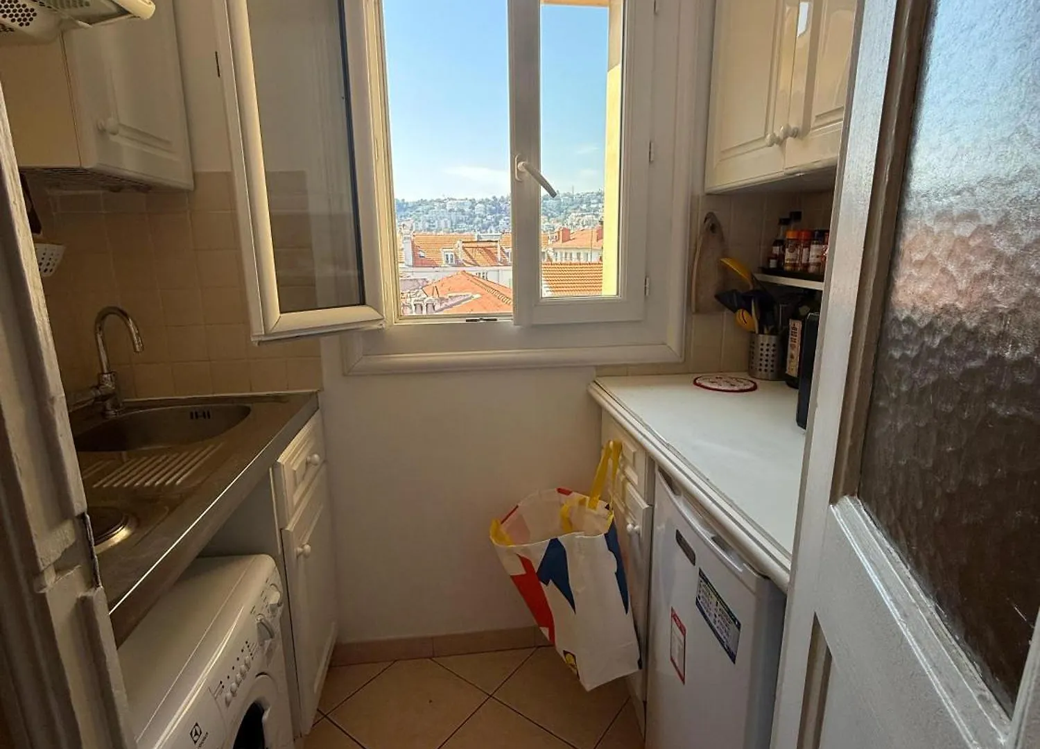 Charming Riviera Top-Floor Apartment Near The Beach Nice